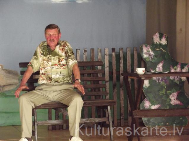 "Trīs ar pus atraitnes..."